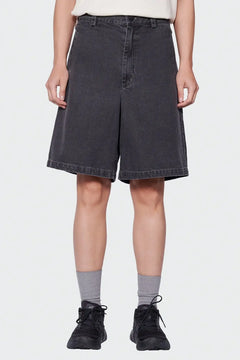 Czarne, szerokie dżinsowe szorty o luźnym kroju, styl streetwear
