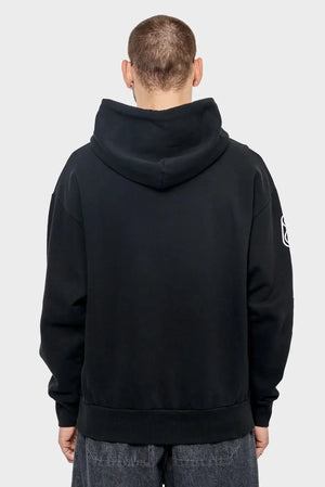 Mężczyzna w czarnej bluzie z kapturem, tył, minimalistyczny styl streetwear