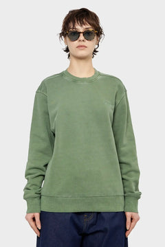 Modelka w zielonej bluzie typu oversize, okulary przeciwsłoneczne, styl streetwear