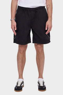 Czarne szorty cargo męskie z kieszeniami, białe detale, styl streetwear