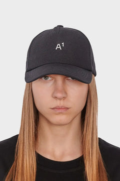 Czarna czapka z daszkiem z białym napisem A1, minimalistyczny styl streetwear