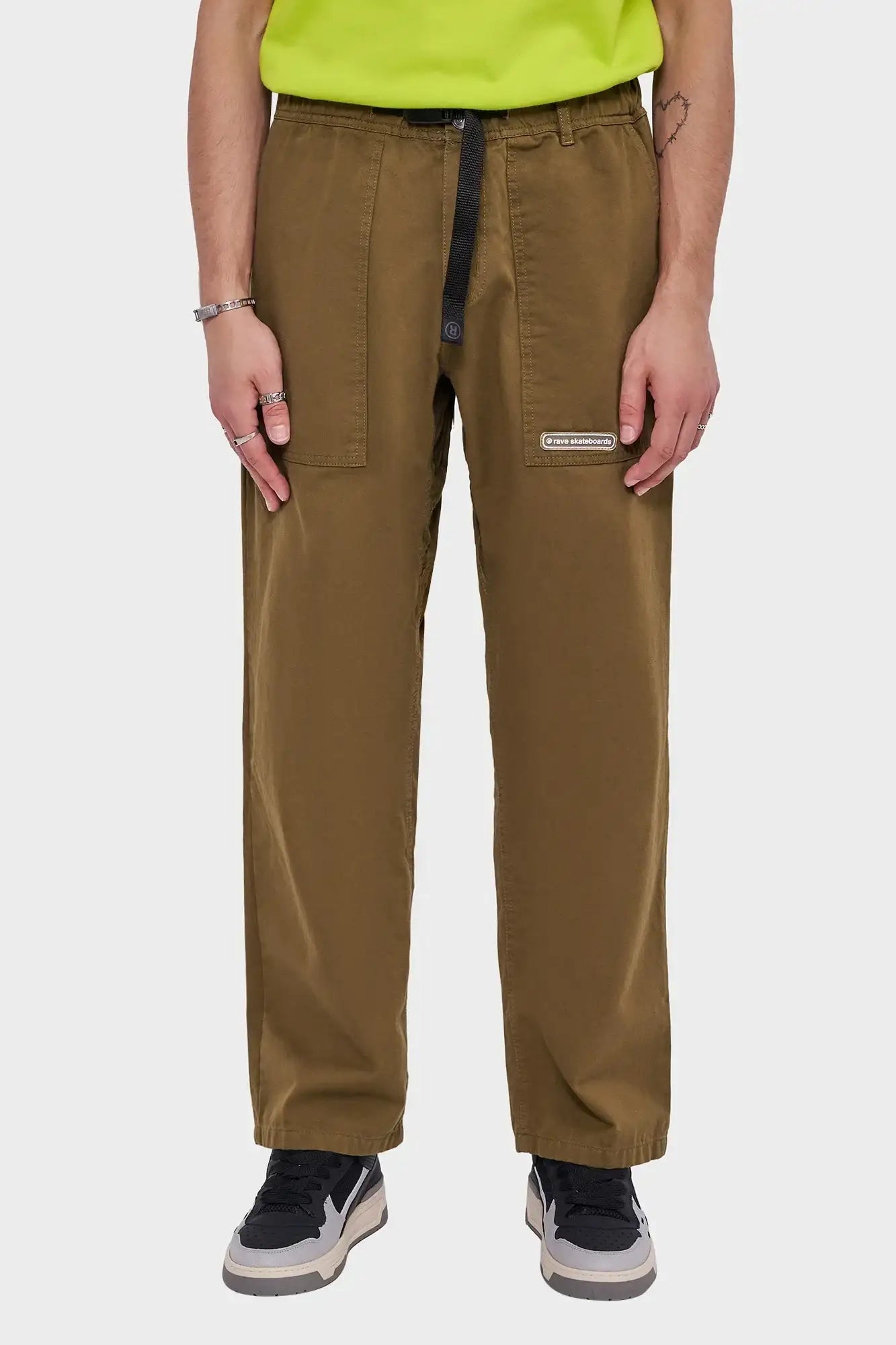 Brązowe spodnie męskie z szeroką nogawką, kieszeniami i naszywką, casualowy styl streetwear