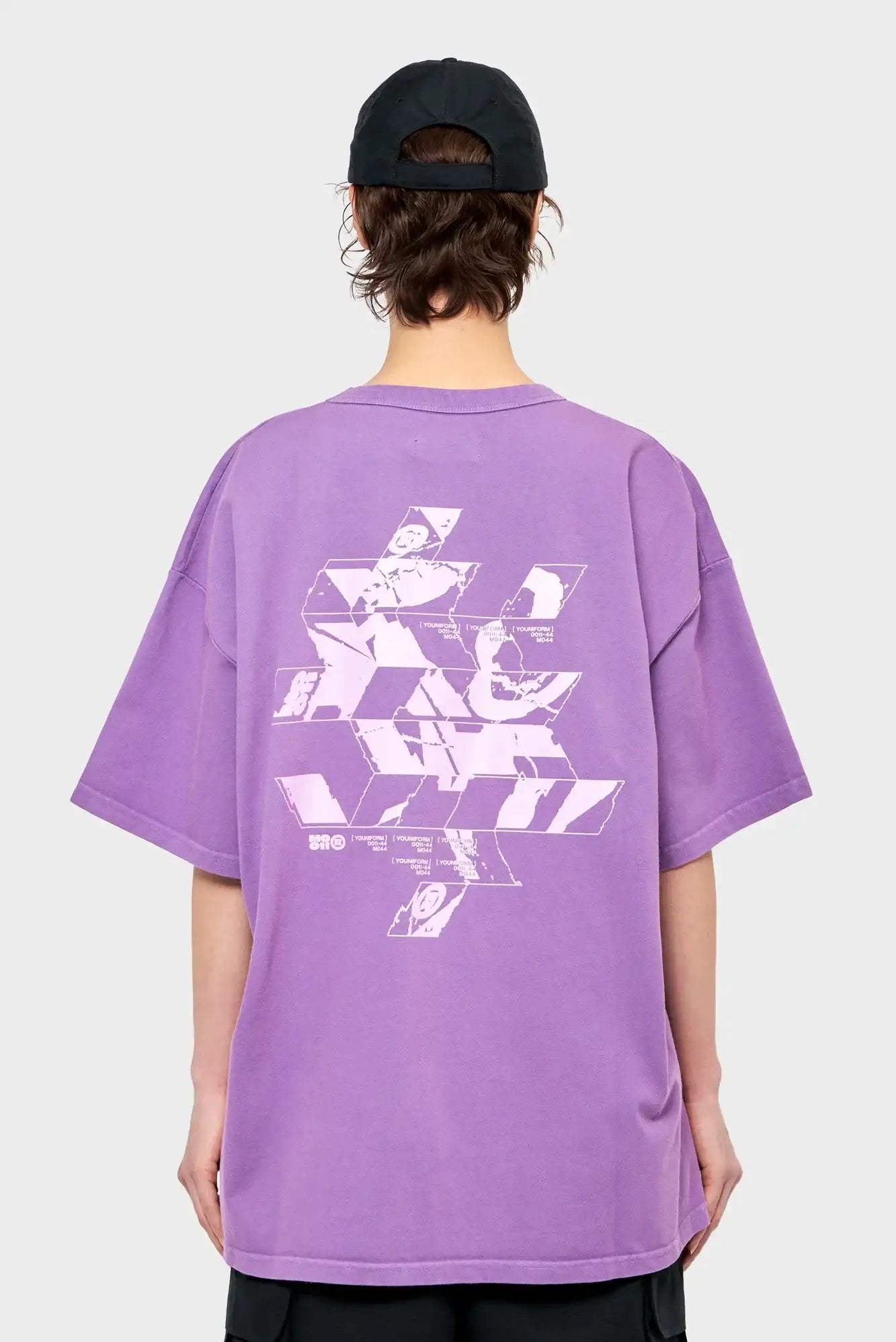 Fioletowy t-shirt oversize z geometrycznym, białym nadrukiem na plecach, moda streetwear
