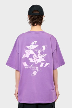 Fioletowy t-shirt oversize z geometrycznym, białym nadrukiem na plecach, moda streetwear