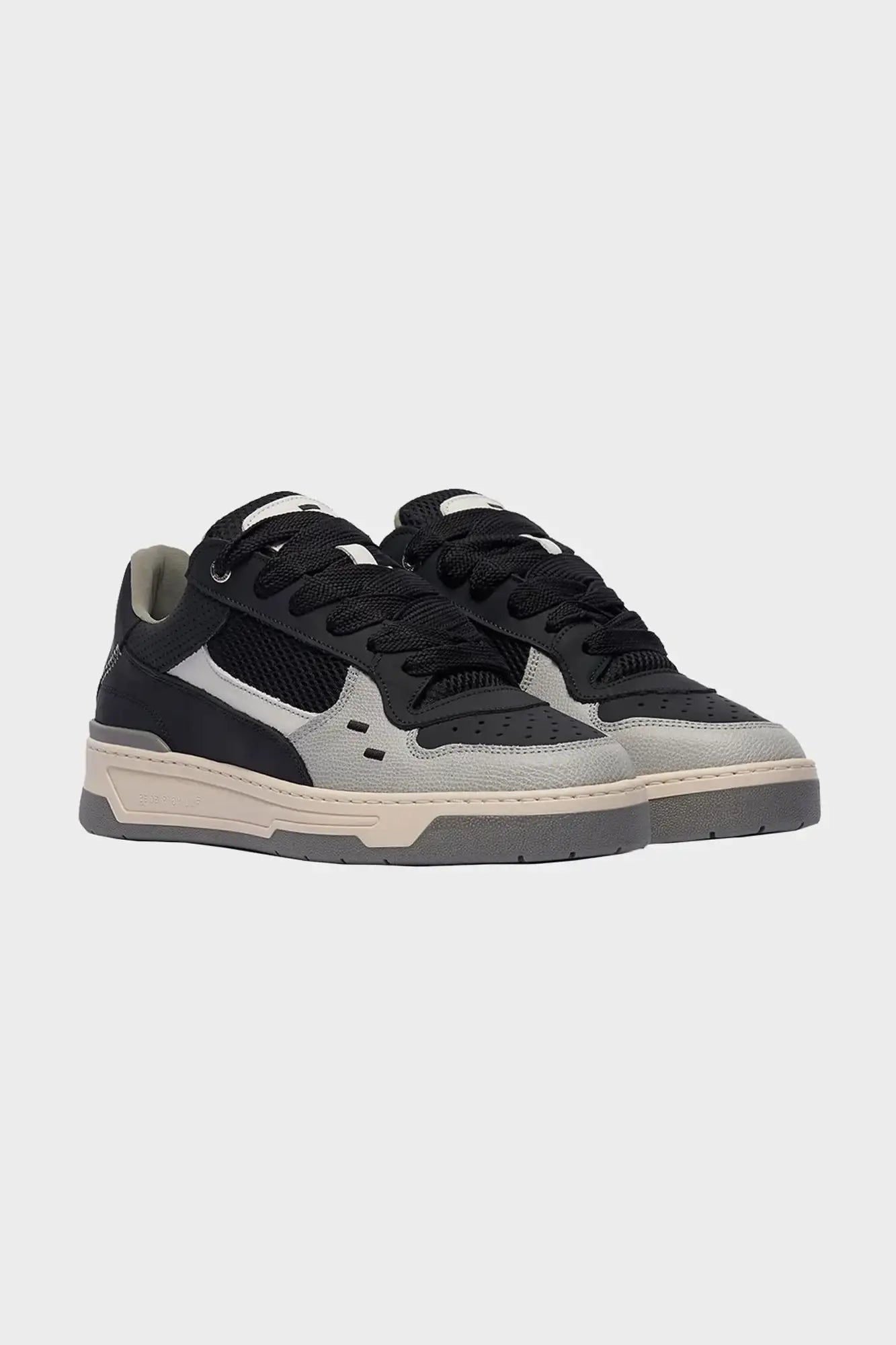 Czarno-szare sneakersy męskie z siateczką, sportowy design, gruba podeszwa