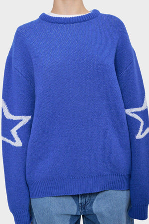 Niebieski sweter z białymi gwiazdami na rękawach, styl streetwear, denim