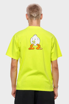 Mężczyzna w żółtej koszulce z nadrukiem kaczki na plecach, moda streetwear