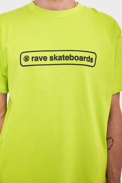 Limonkowy t-shirt z napisem rave skateboards, streetwear męski, styl miejski