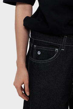 Czarne jeansy z kontrastowymi przeszyciami, kieszeń z logo, moda streetwear