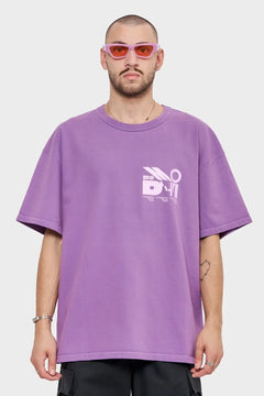 Mężczyzna w fioletowej koszulce oversize z nadrukiem, różowe okulary, moda streetwear