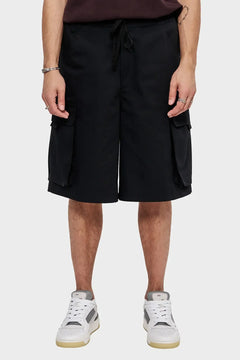 Czarne męskie szorty cargo z kieszeniami i sznurkiem w pasie, styl streetwear