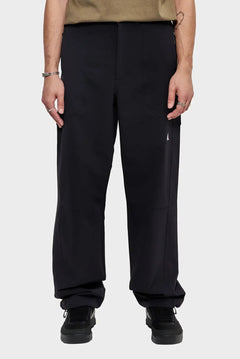 Czarne spodnie męskie o luźnym kroju, minimalistyczny design, sportowy styl streetwear