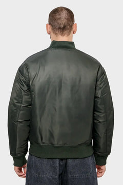 Męska kurtka bomberka w kolorze khaki, widok z tyłu, denimowe spodnie, modna odzież streetwear