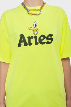 Żółty t-shirt Aries z nadrukiem uśmiechniętej buźki i efektownym łańcuchem na szyi.
