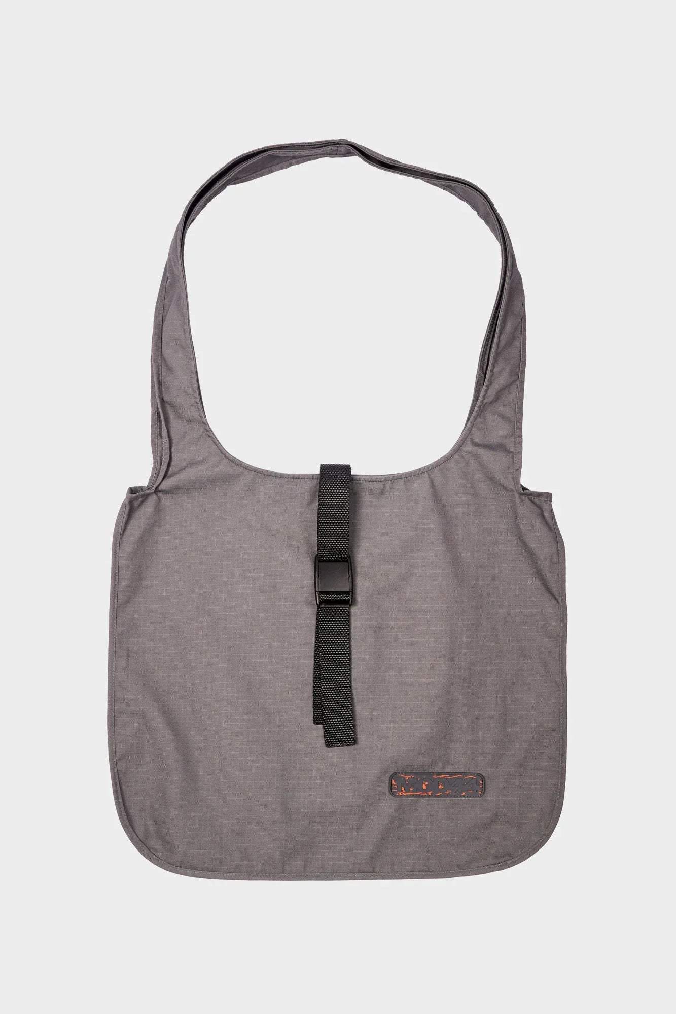 Szara torba na ramię z klamrą, minimalistyczny design, modny dodatek unisex