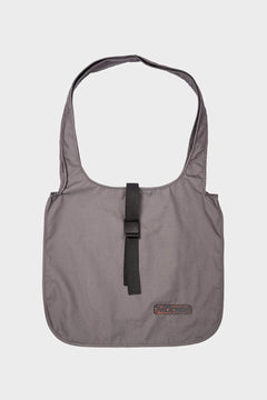 Szara torba na ramię z klamrą, minimalistyczny design, modny dodatek unisex