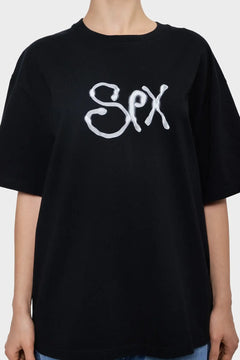 Czarna oversize koszulka z białym napisem SPX na klatce piersiowej, moda streetwear