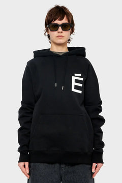 Czarna bluza z kapturem, biały nadruk, kieszeń kangurka, styl streetwear, modelka w okularach