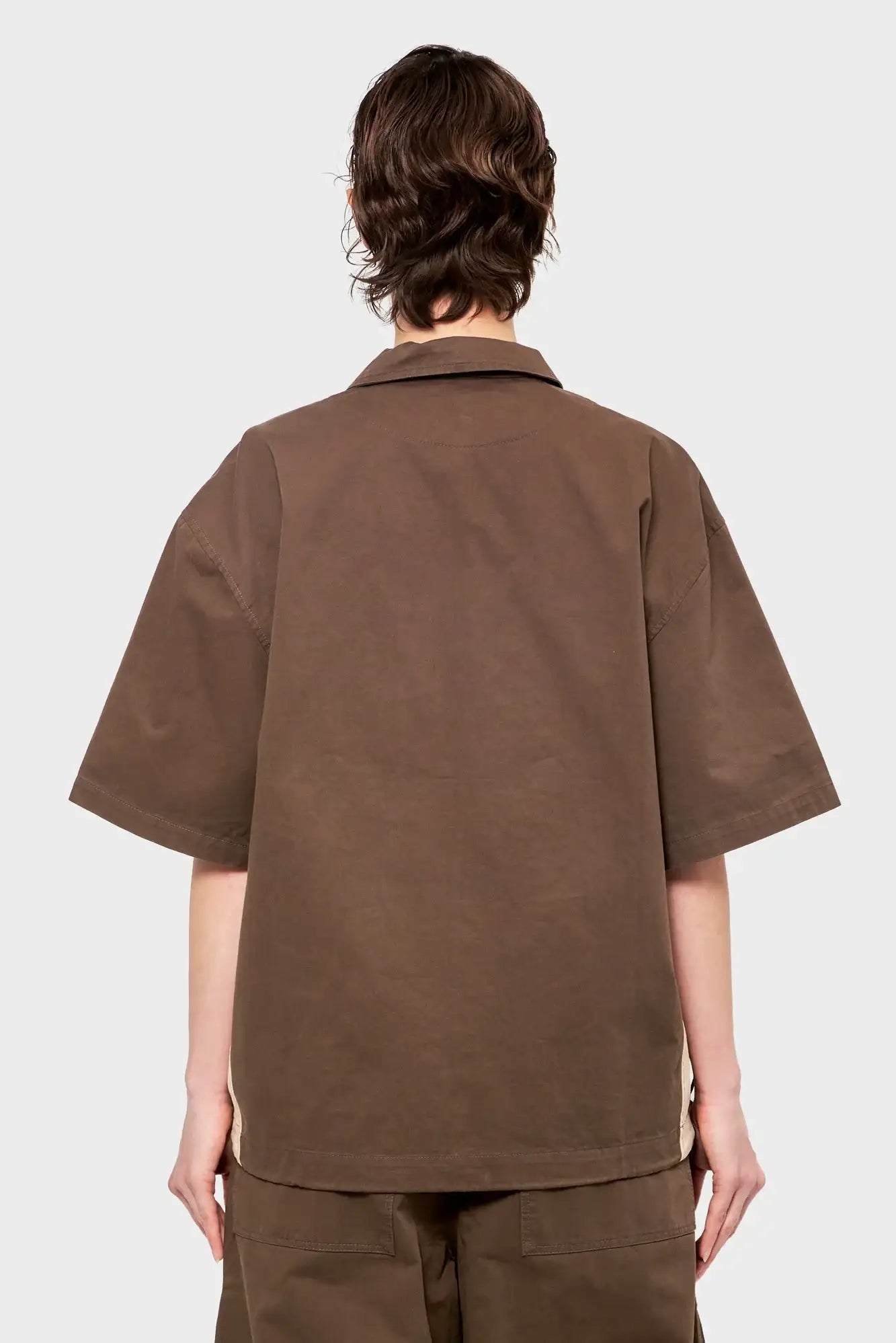 Brązowa koszula unisex z krótkim rękawem, widok od tyłu, styl streetwear.