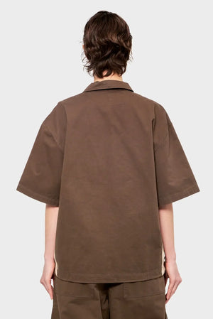 Brązowa koszula unisex z krótkim rękawem, widok od tyłu, styl streetwear.