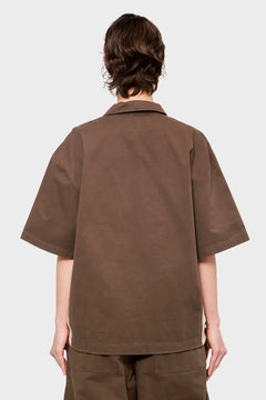 Brązowa koszula unisex z krótkim rękawem, widok od tyłu, styl streetwear.