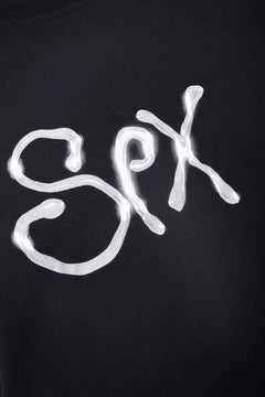 Czarny t-shirt z odblaskowym napisem SPK, streetwear, nowoczesny design