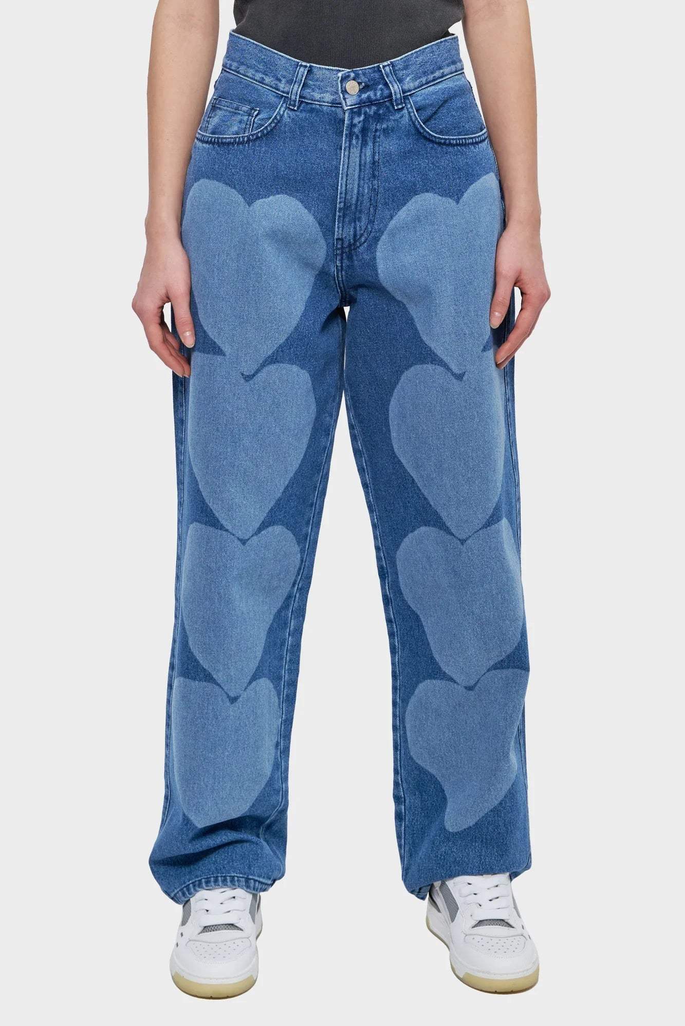 Niebieskie dżinsy z szerokimi nogawkami, wzór serca, styl streetwearowy