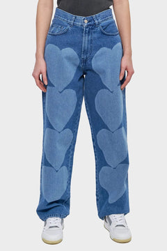 Niebieskie dżinsy z szerokimi nogawkami, wzór serca, styl streetwearowy