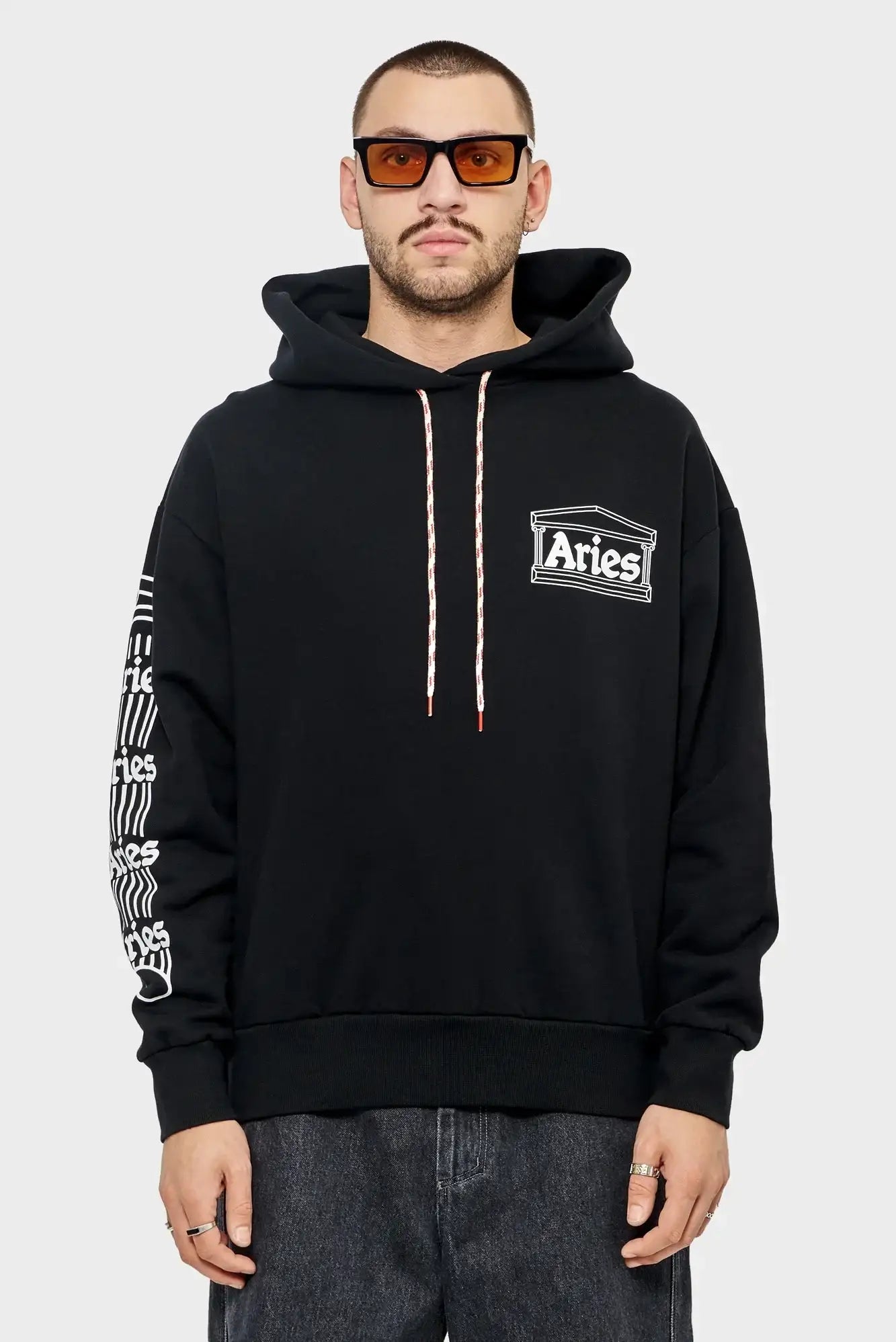 Czarna bluza z kapturem Aries, białe logo i wzór na rękawie, moda streetwear męska