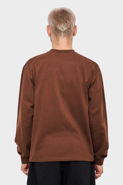 Męska brązowa bluza z długim rękawem, widok od tyłu, modna odzież streetwear