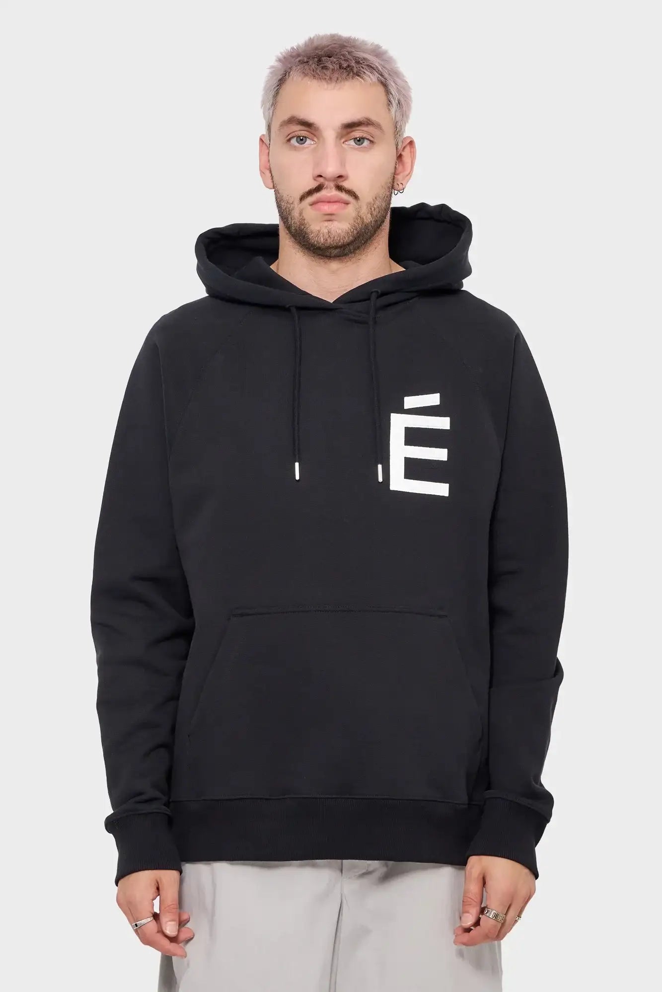 Czarna bluza z kapturem, biały nadruk É, kieszeń kangurka, męska moda streetwear