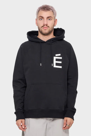 Czarna bluza z kapturem, biały nadruk É, kieszeń kangurka, męska moda streetwear