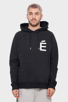 Czarna bluza z kapturem, biały nadruk É, kieszeń kangurka, męska moda streetwear