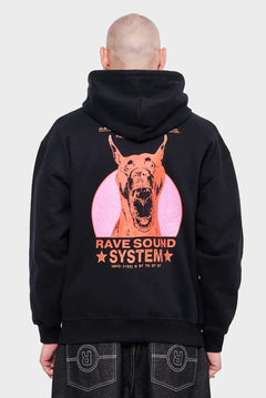 Czarna bluza z kapturem, grafika psa i napis RAVE SOUND SYSTEM na plecach, moda streetwear