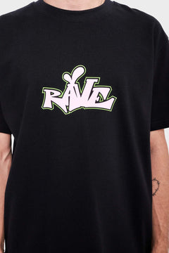 Czarna koszulka z nadrukiem graffiti RAVE w różowym kolorze, styl streetwear, unisex