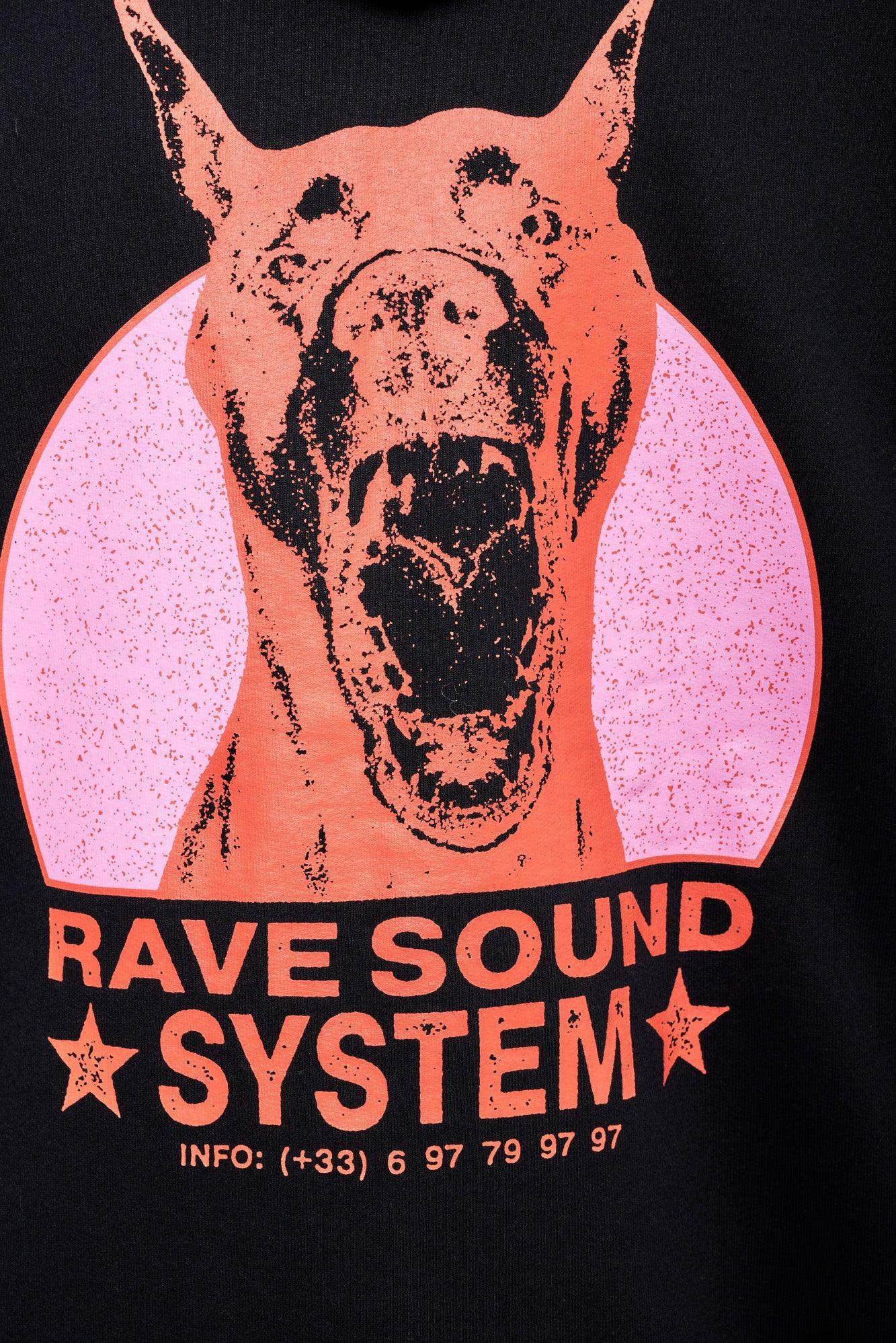 Czarna bluza z grafiką różowego psa i napisem RAVE SOUND SYSTEM, modna odzież streetwear
