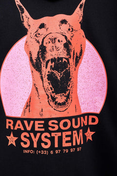 Czarna bluza z grafiką różowego psa i napisem RAVE SOUND SYSTEM, modna odzież streetwear
