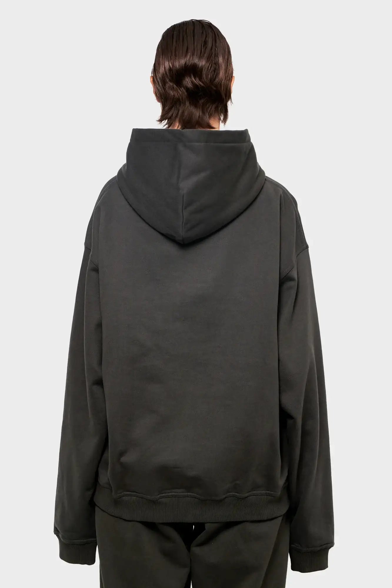 Czarna bluza z kapturem oversize, widok od tyłu, proste rękawy, gładki materiał