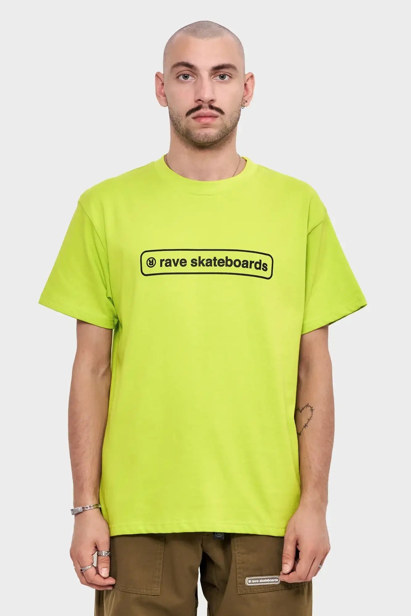 Mężczyzna w limonkowej koszulce rave skateboards, moda streetwear, t-shirt unisex