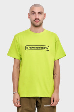 Mężczyzna w limonkowej koszulce rave skateboards, moda streetwear, t-shirt unisex