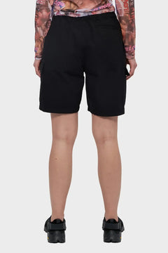 Czarne szorty cargo, widok z tyłu, styl streetwear, model w kolorowych butach