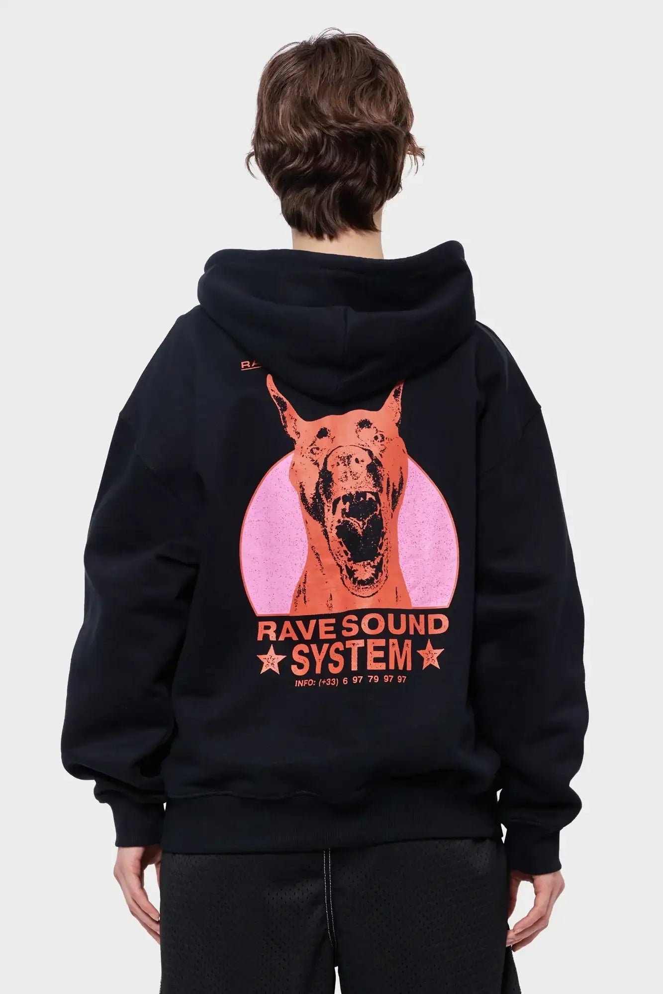 Czarna bluza z kapturem, nadrukowana grafika psa i napis RAVE SOUND SYSTEM z tyłu, moda streetwear