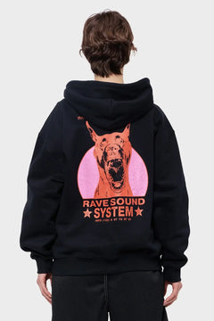 Czarna bluza z kapturem, nadrukowana grafika psa i napis RAVE SOUND SYSTEM z tyłu, moda streetwear