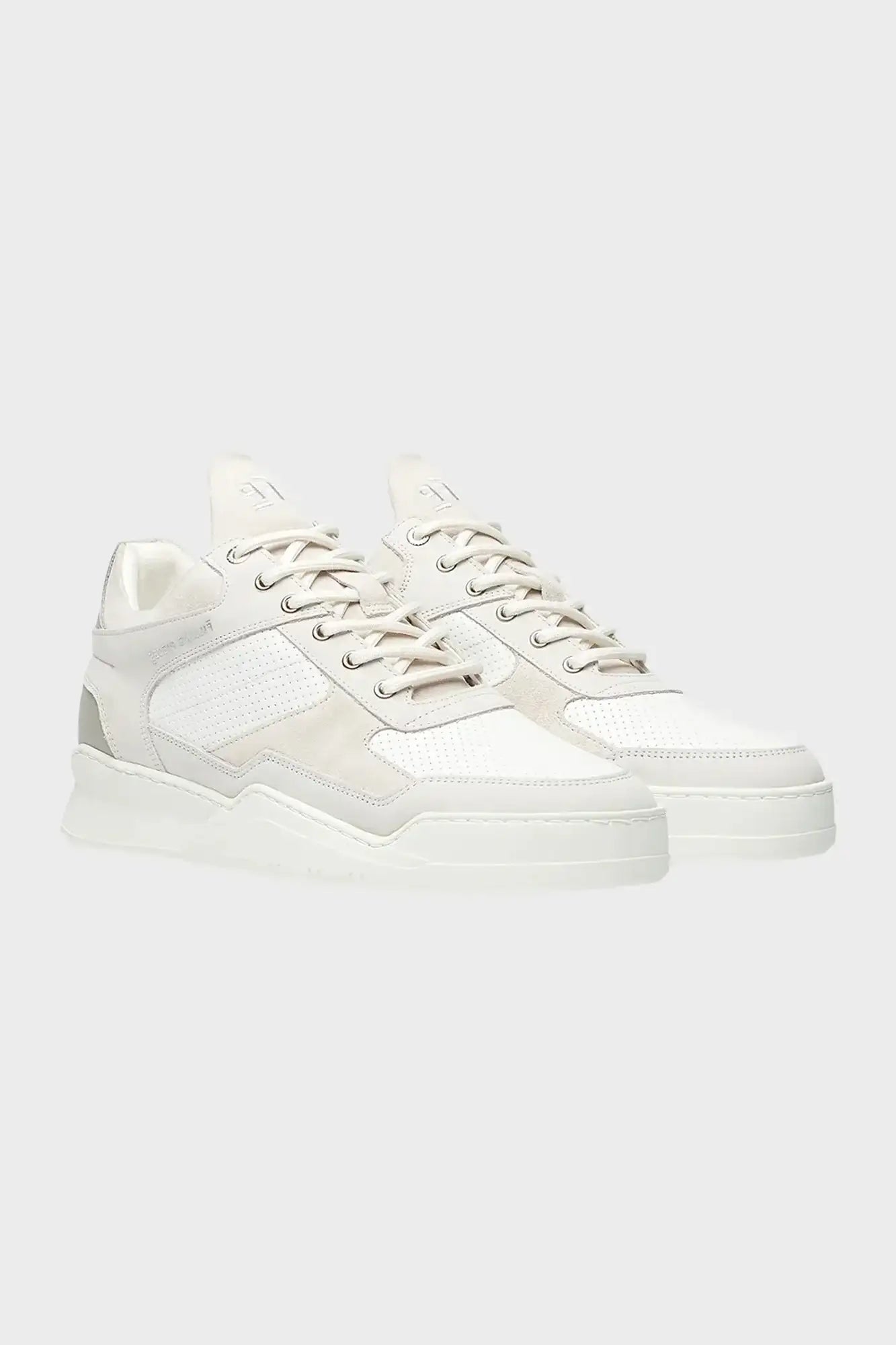 Białe sneakersy męskie z zamszowymi wstawkami, nowoczesny design, modna odzież streetwear.