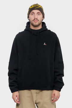 Mężczyzna w czarnej bluzie z kapturem i brązowej czapce zimowej, moda streetwear