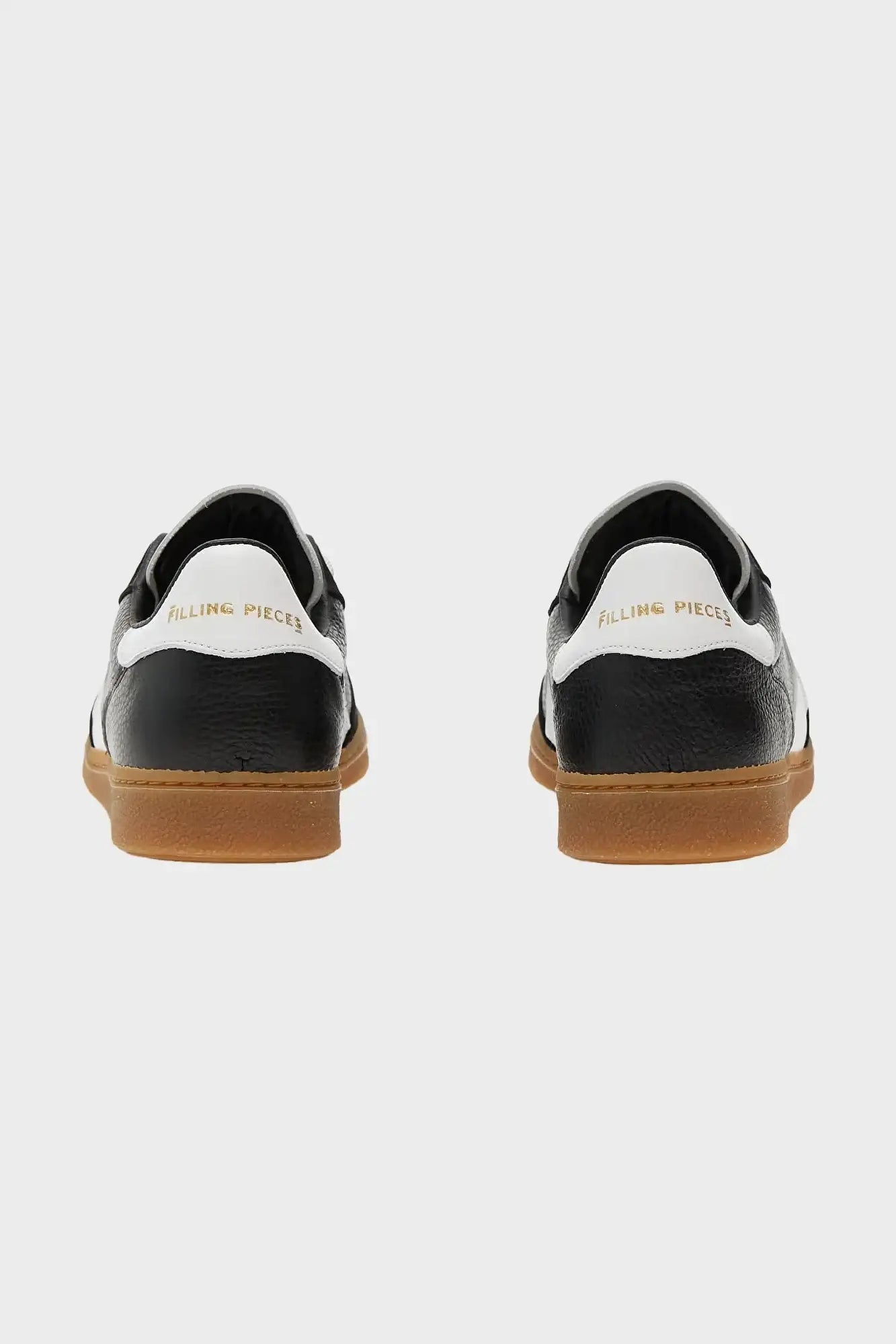 Czarne sneakersy z białym detalem i napisem Filling Pieces, widok od tyłu