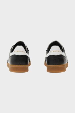 Czarne sneakersy z białym detalem i napisem Filling Pieces, widok od tyłu