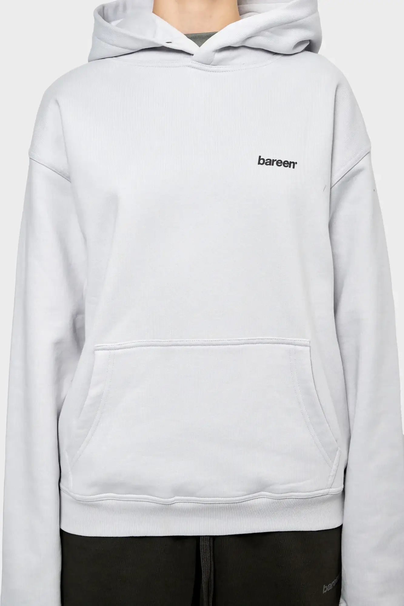 biała bluza z kapturem, logo bareen, kieszeń kangurka, moda streetwear