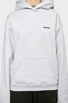biała bluza z kapturem, logo bareen, kieszeń kangurka, moda streetwear