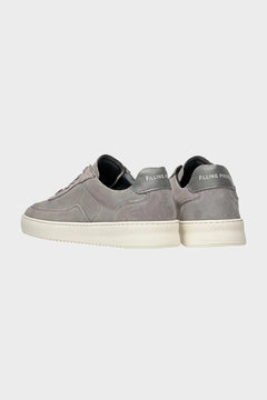 Szare sneakersy zamszowe na białej podeszwie, minimalistyczny design, tył z logo.